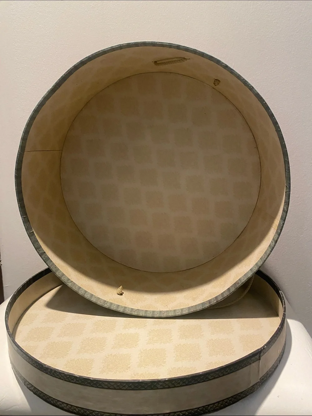 2003 Tri-Coastal Design Large Round Hat Box